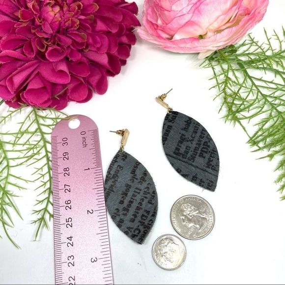 NEW⚜️REAL LEATHER & Fur Script Pattern Dangly Earrings - Picture 6 of 6